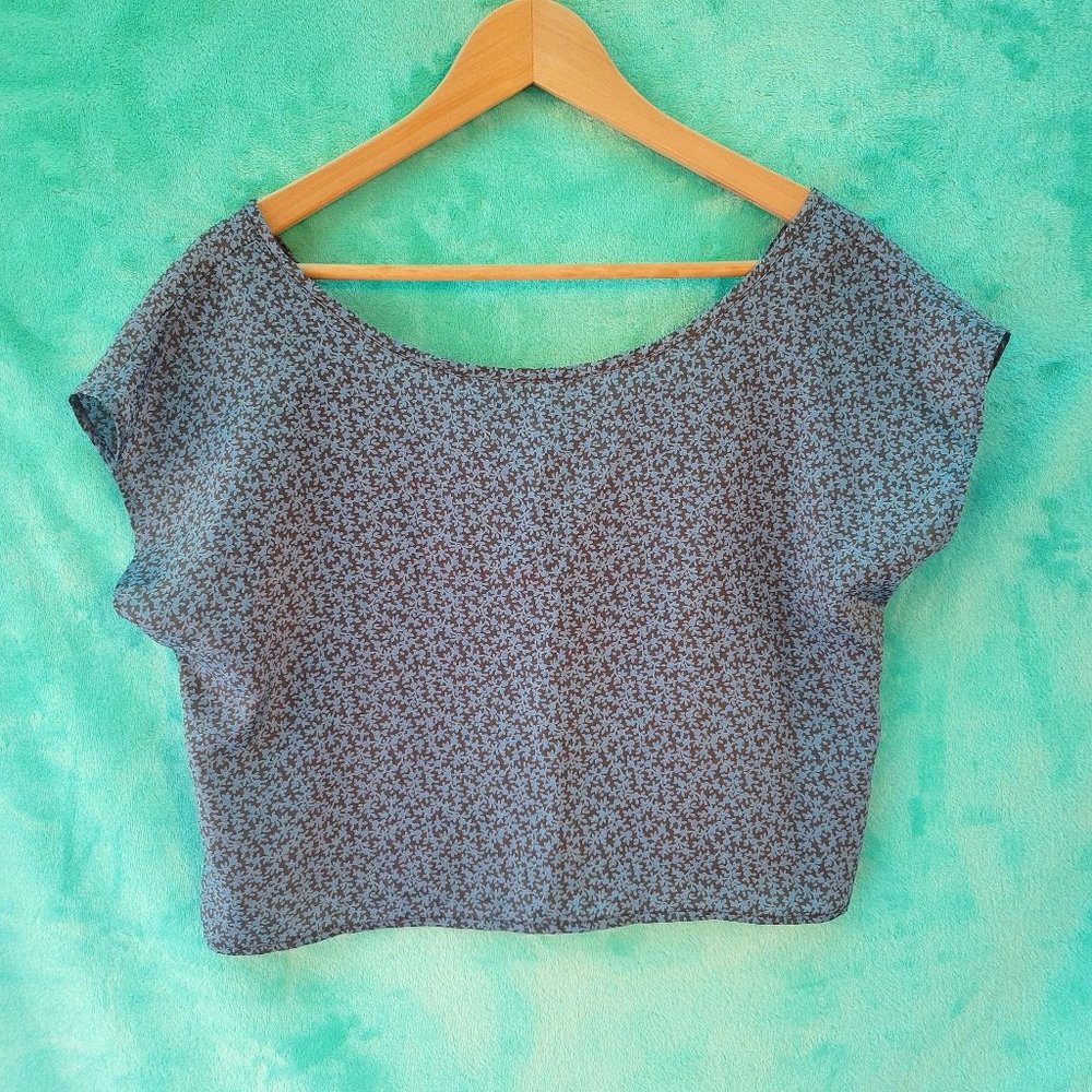 NEW blue floral open tie back crop top size medium